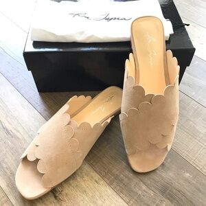 NIB Isa Tapia Anamaria Dune Suede Nude Flat sandal